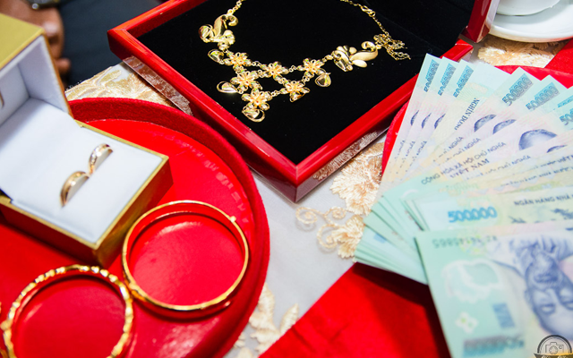 Xưa cưới được bạn tặng vàng, giờ lo 'sốt vó' vì giá vàng leo cao- Ảnh 1. Xưa cưới được bạn tặng vàng, giờ lo 'sốt vó' vì giá vàng leo cao- Ảnh 1.