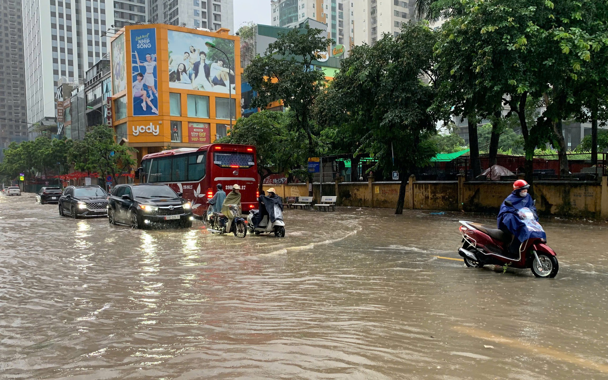 Vì sao không đổ bộ vào nước ta nhưng bão số 7 lại gây mưa lớn cho miền Bắc?