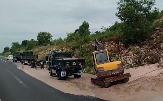 Cơn mưa lớn gây sạt lở, cát tràn xuống cao tốc Vĩnh Hảo - Phan Thiết