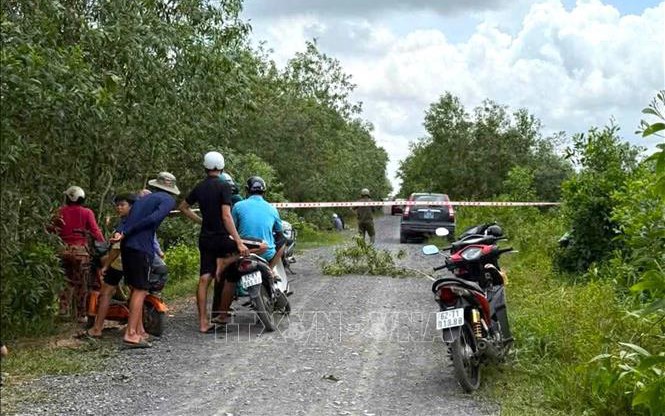 Chỉ vì mâu thuẫn nhỏ, người đàn ông chém nhân viên quán chè trọng thương - Ảnh 2.