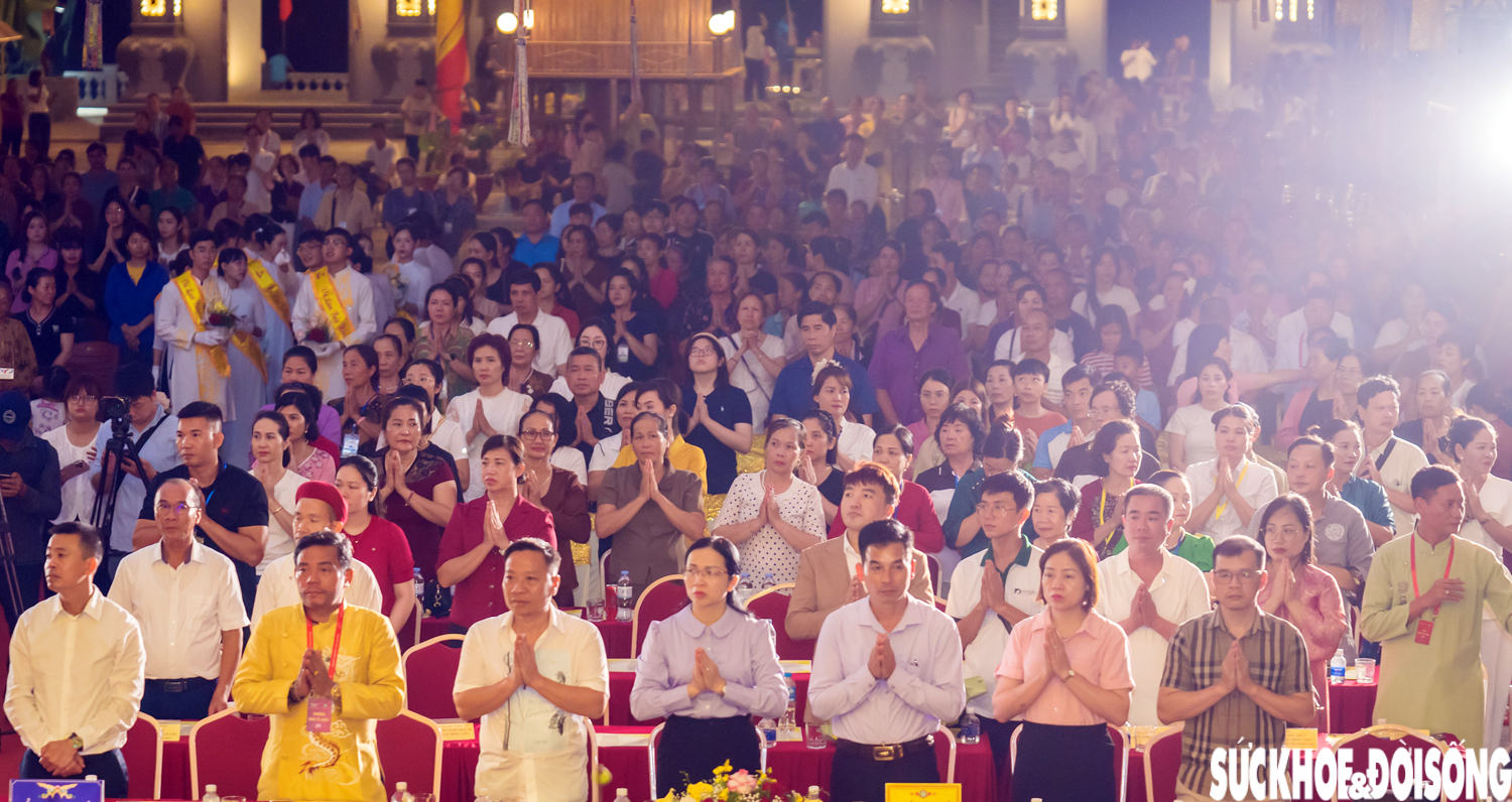 Biển người nghẹn ngào trong nghi thức 'Bông hồng cài áo' ngày lễ Vu Lan báo hiếu- Ảnh 2. Biển người nghẹn ngào trong nghi thức 'Bông hồng cài áo' ngày lễ Vu Lan báo hiếu- Ảnh 2.
