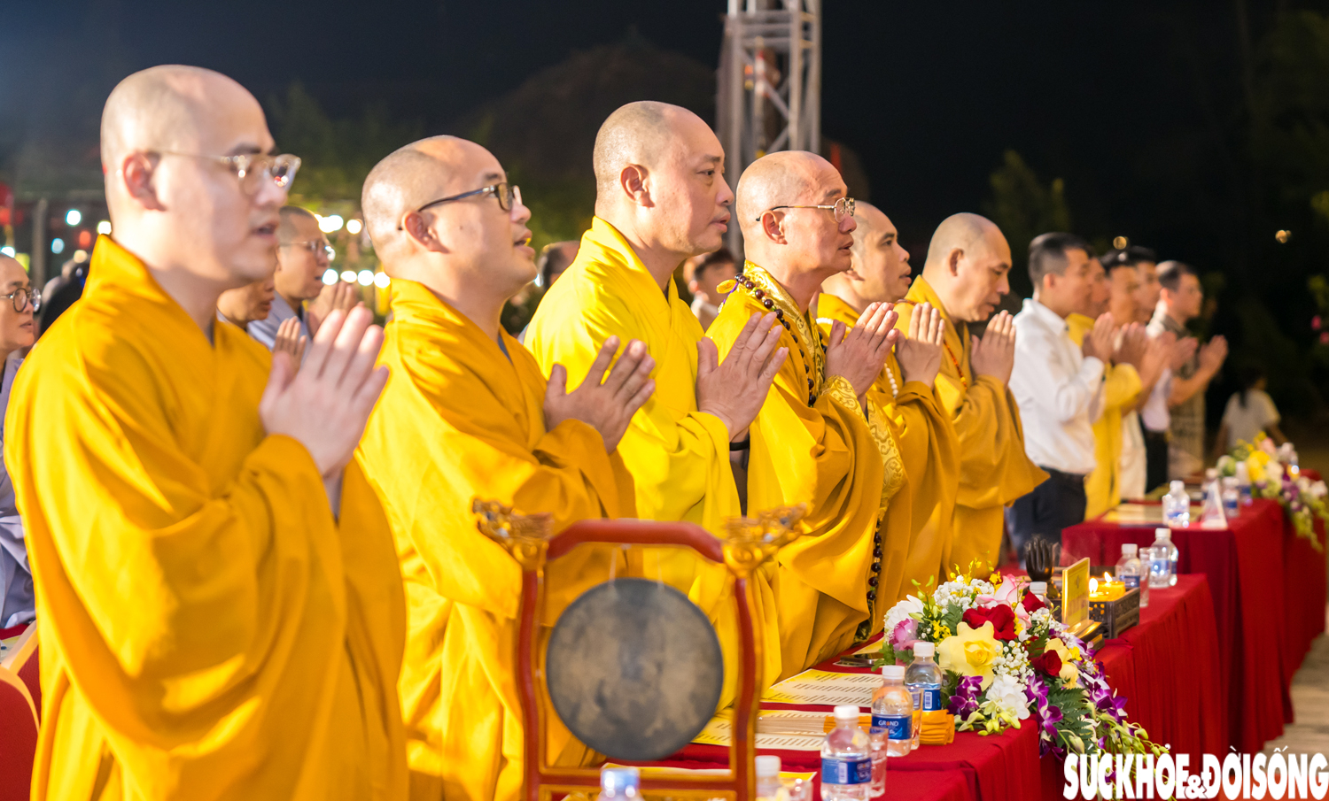 Biển người nghẹn ngào trong nghi thức 'Bông hồng cài áo' ngày lễ Vu Lan báo hiếu- Ảnh 3. Biển người nghẹn ngào trong nghi thức 'Bông hồng cài áo' ngày lễ Vu Lan báo hiếu- Ảnh 3.