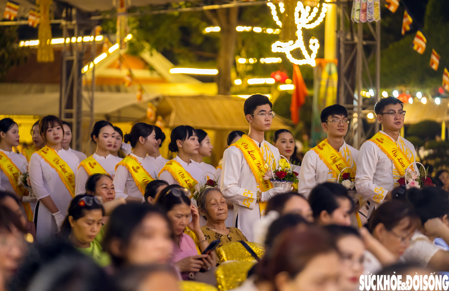 Biển người nghẹn ngào trong nghi thức 'Bông hồng cài áo' ngày lễ Vu Lan báo hiếu- Ảnh 6. Biển người nghẹn ngào trong nghi thức 'Bông hồng cài áo' ngày lễ Vu Lan báo hiếu- Ảnh 6.