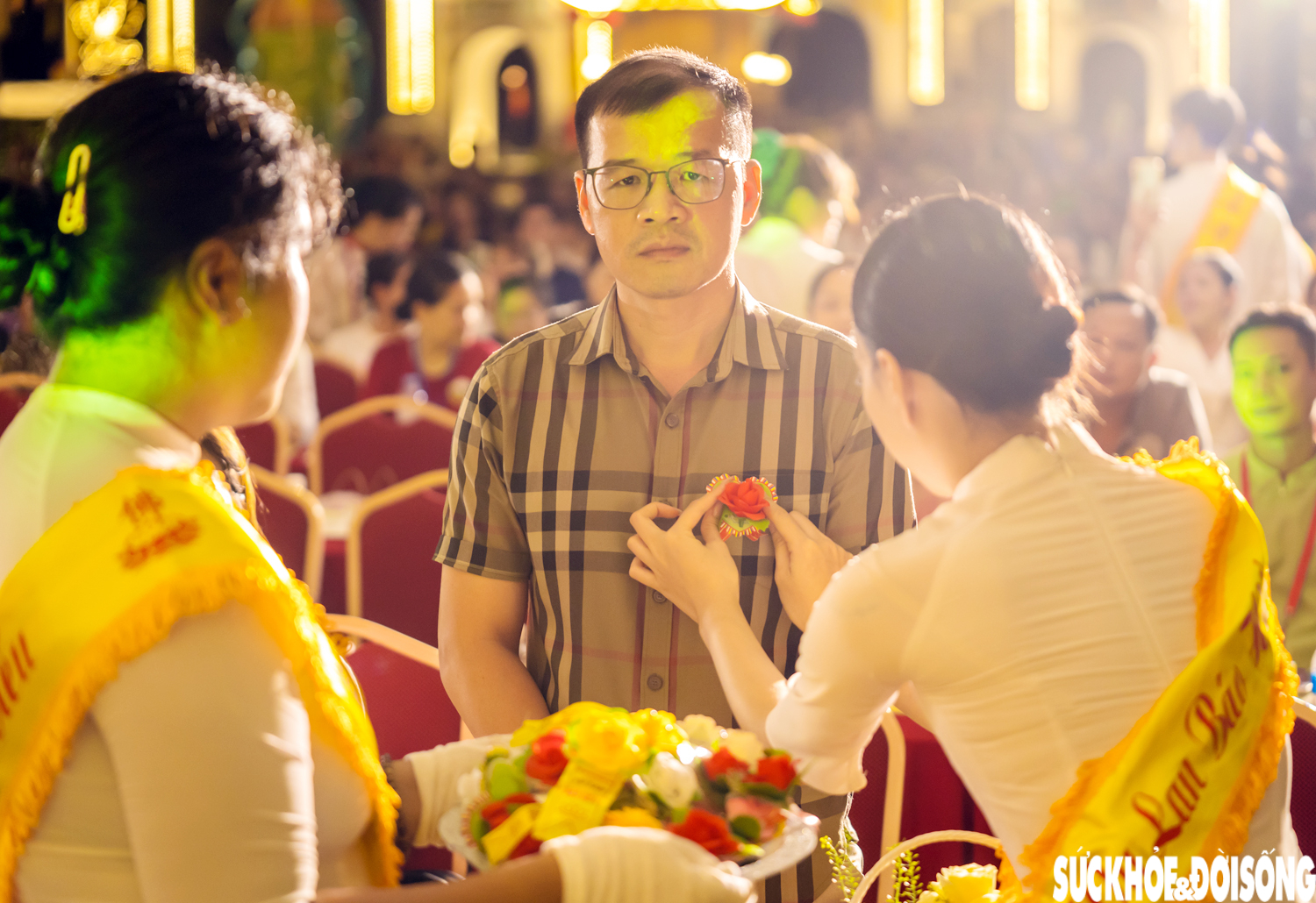 Biển người nghẹn ngào trong nghi thức 'Bông hồng cài áo' ngày lễ Vu Lan báo hiếu- Ảnh 7. Biển người nghẹn ngào trong nghi thức 'Bông hồng cài áo' ngày lễ Vu Lan báo hiếu- Ảnh 7.