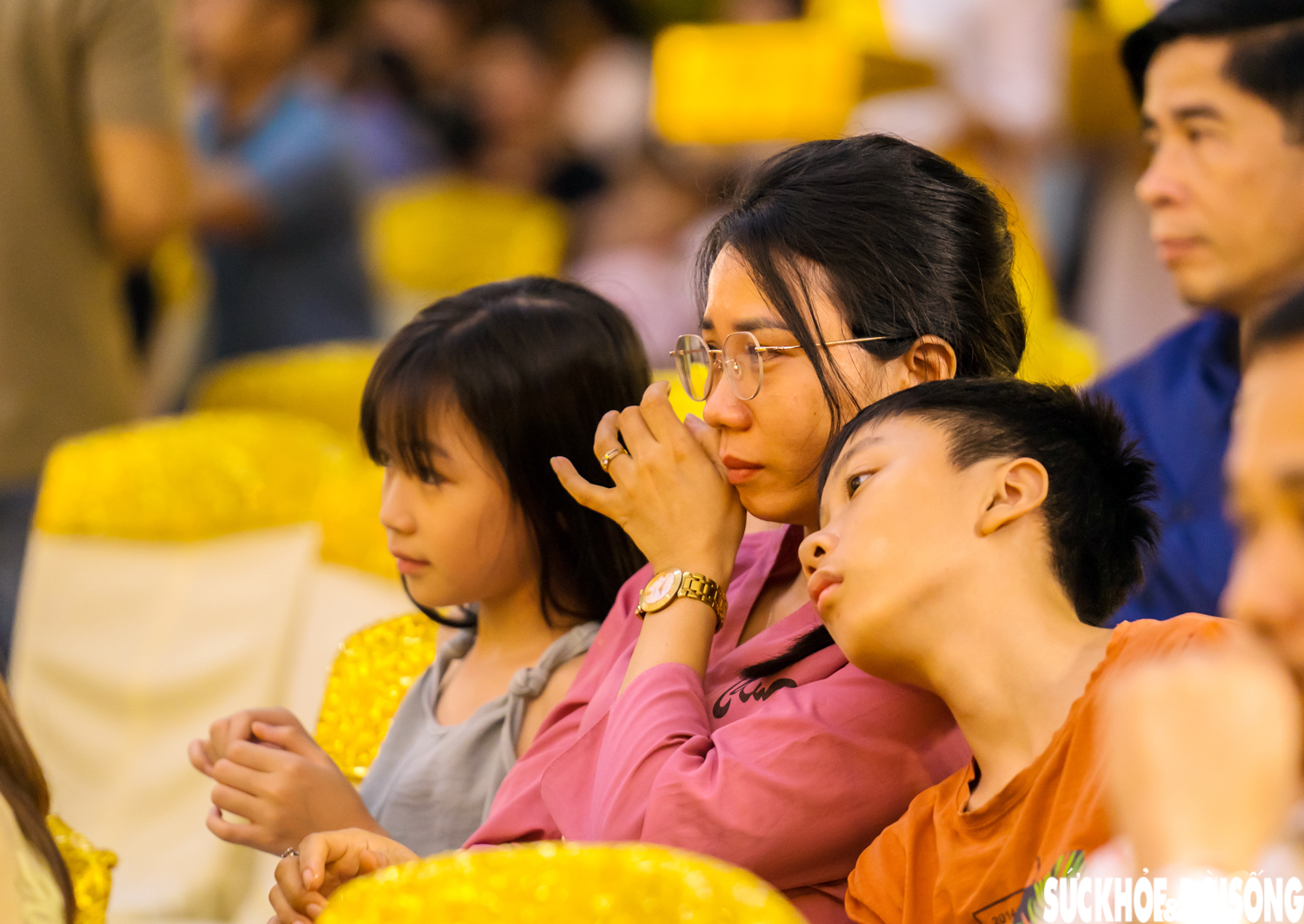 Biển người nghẹn ngào trong nghi thức 'Bông hồng cài áo' ngày lễ Vu Lan báo hiếu- Ảnh 8. Biển người nghẹn ngào trong nghi thức 'Bông hồng cài áo' ngày lễ Vu Lan báo hiếu- Ảnh 8.