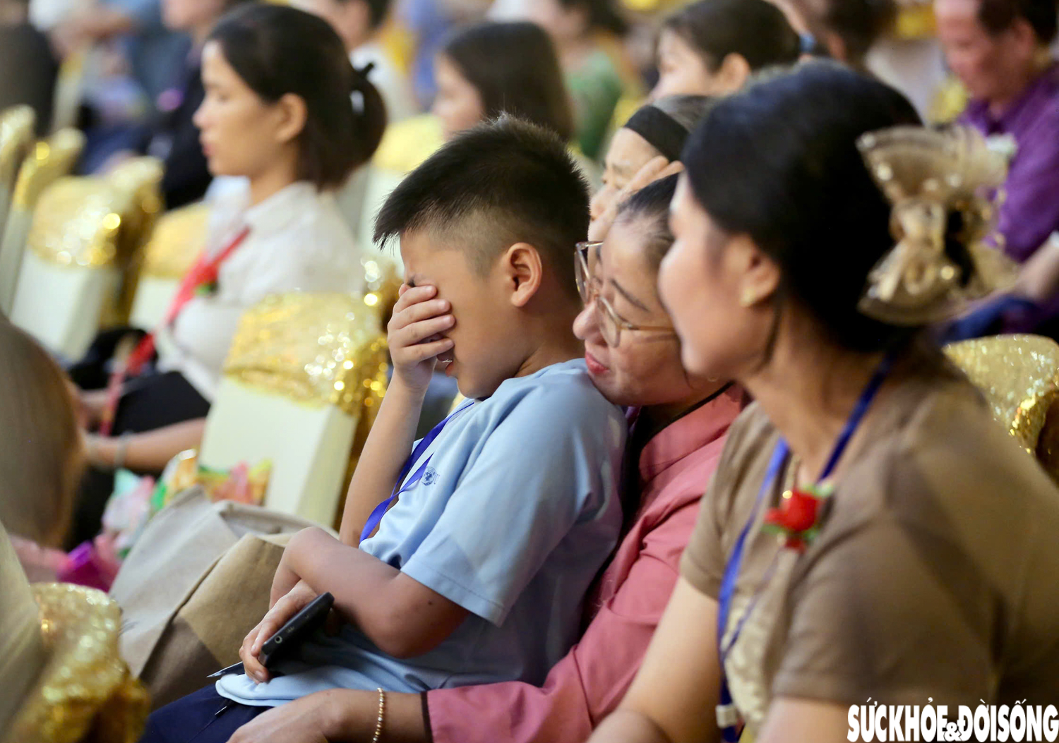 Biển người nghẹn ngào trong nghi thức 'Bông hồng cài áo' ngày lễ Vu Lan báo hiếu- Ảnh 10. Biển người nghẹn ngào trong nghi thức 'Bông hồng cài áo' ngày lễ Vu Lan báo hiếu- Ảnh 10.