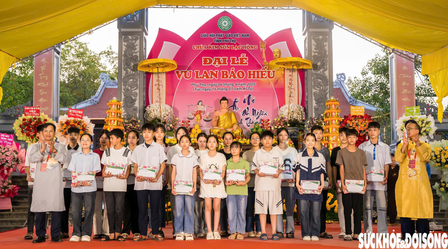 Biển người nghẹn ngào trong nghi thức 'Bông hồng cài áo' ngày lễ Vu Lan báo hiếu- Ảnh 12. Biển người nghẹn ngào trong nghi thức 'Bông hồng cài áo' ngày lễ Vu Lan báo hiếu- Ảnh 12.