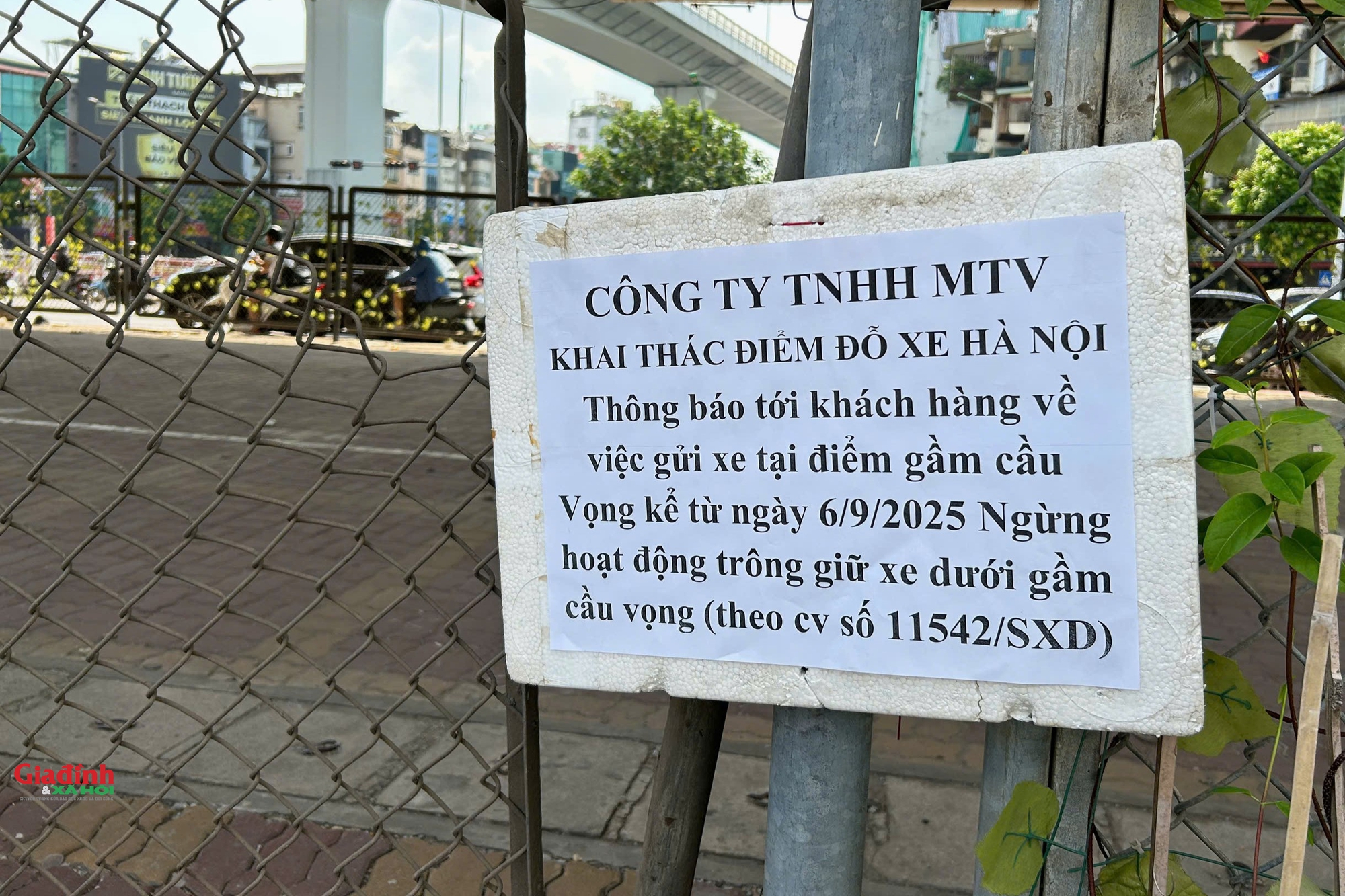 Loạt bãi xe dưới gầm cầu Hà Nội: Nơi đóng cửa, nơi vẫn tấp nập hoạt động- Ảnh 5. Loạt bãi xe dưới gầm cầu Hà Nội: Nơi đóng cửa, nơi vẫn tấp nập hoạt động- Ảnh 5.