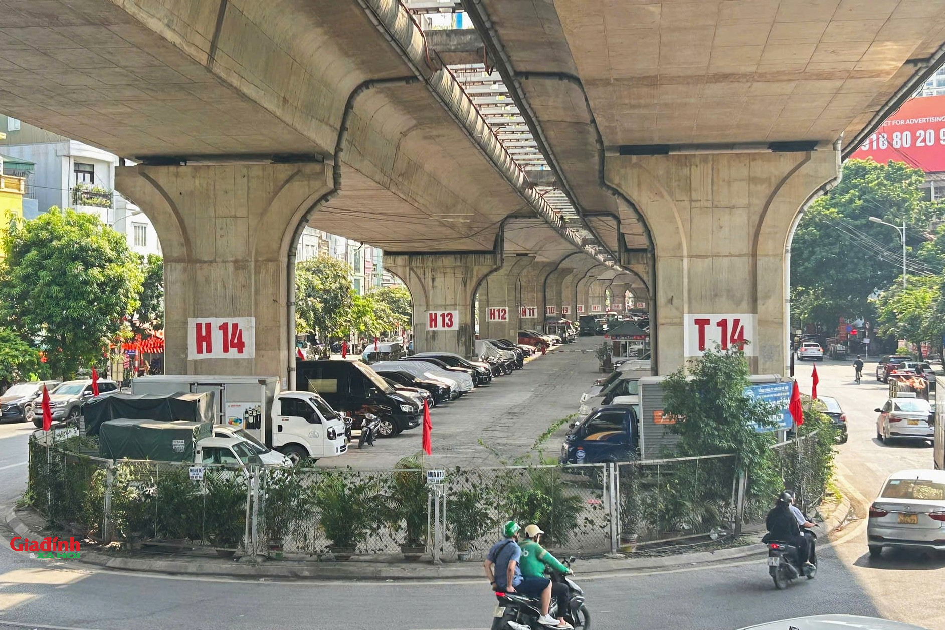 Loạt bãi xe dưới gầm cầu Hà Nội: Nơi đóng cửa, nơi vẫn tấp nập hoạt động- Ảnh 13. Loạt bãi xe dưới gầm cầu Hà Nội: Nơi đóng cửa, nơi vẫn tấp nập hoạt động- Ảnh 13.