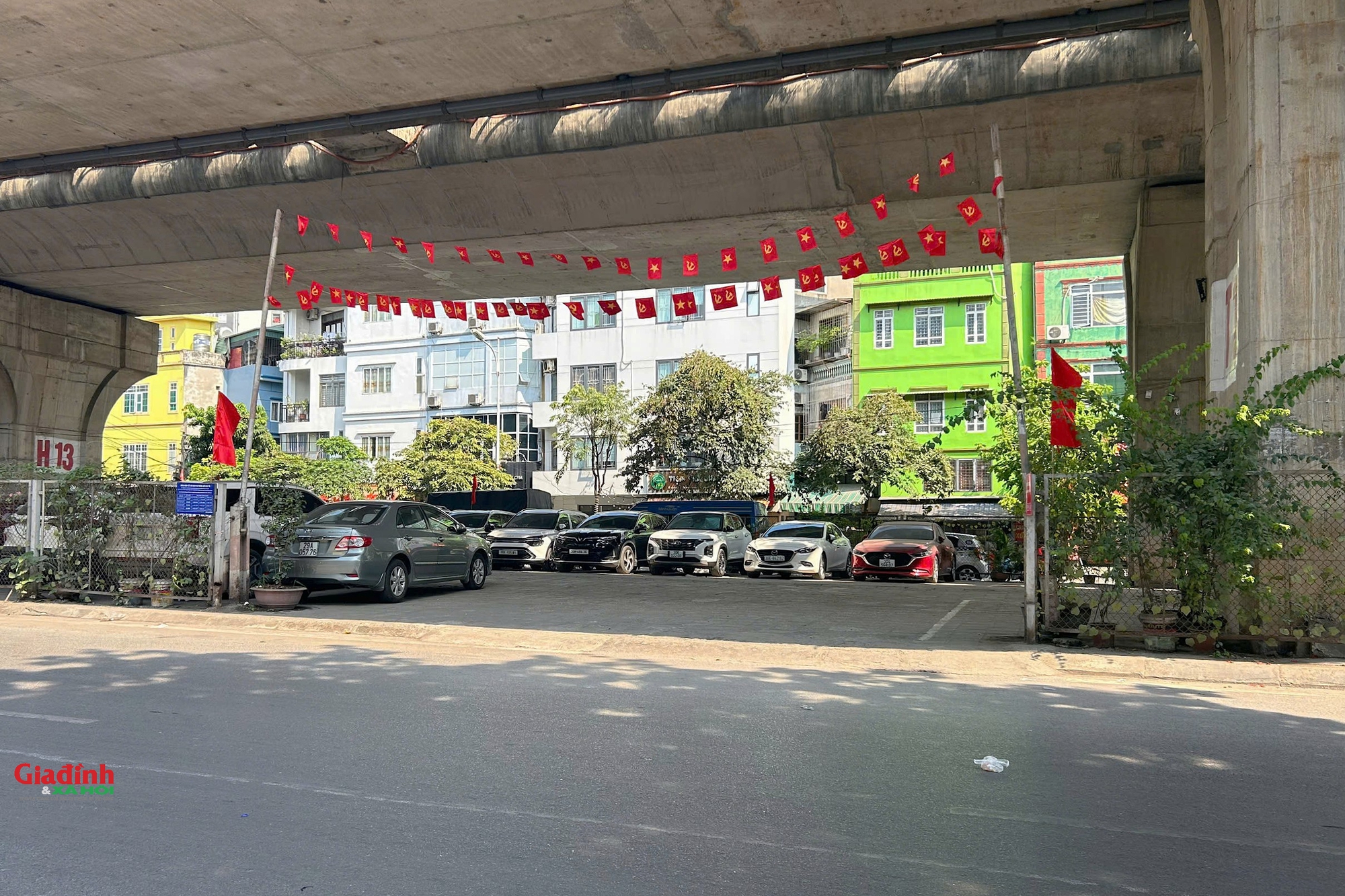 Loạt bãi xe dưới gầm cầu Hà Nội: Nơi đóng cửa, nơi vẫn tấp nập hoạt động- Ảnh 15. Loạt bãi xe dưới gầm cầu Hà Nội: Nơi đóng cửa, nơi vẫn tấp nập hoạt động- Ảnh 15.