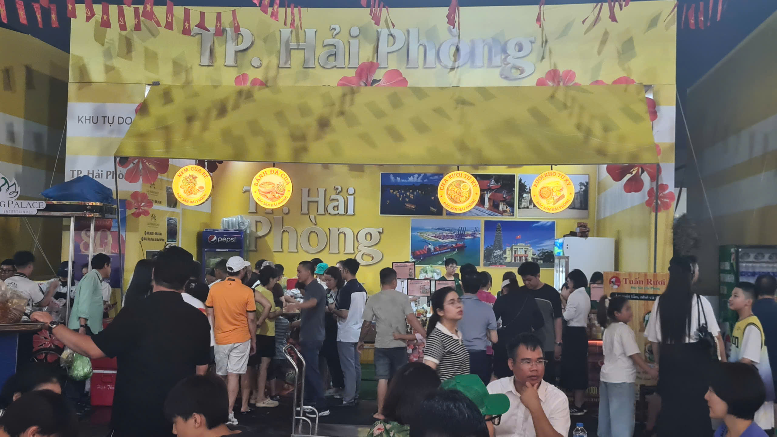 Hải Phòng tổ chức đưa đón người dân tham quan Triển lãm A80 - Ảnh 2. Hải Phòng tổ chức đưa đón người dân tham quan Triển lãm A80 - Ảnh 2.