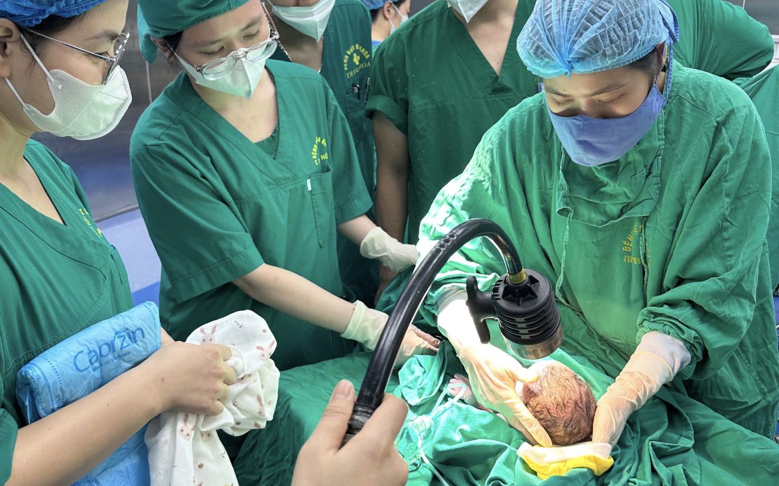 Nam thanh niên tự nhét ống cao su dài khoảng 1m vào bàng quang- Ảnh 3.
