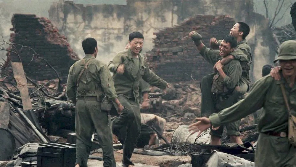 'Mưa đỏ' chính thức vượt 'Mai' của Trấn Thành, lập kỷ lục doanh thu phòng vé- Ảnh 1.