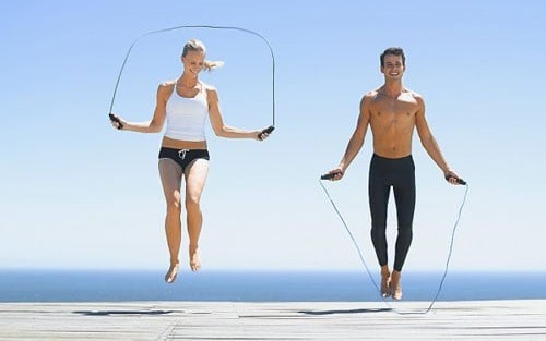 Bí quyết nhảy dây tại nhà đốt mỡ hiệu quả gấp 3 lần đi bộ- Ảnh 3. Nhảy dây vào thời điểm nào để đạt hiệu quả tốt nhất?