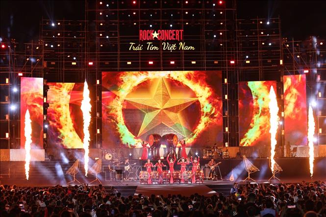 'Rock Concert - Trái tim Việt Nam' - tình yêu Tổ quốc thăng hoa cùng âm nhạc- Ảnh 1. 'Rock Concert - Trái tim Việt Nam' - tình yêu Tổ quốc thăng hoa cùng âm nhạc- Ảnh 1.