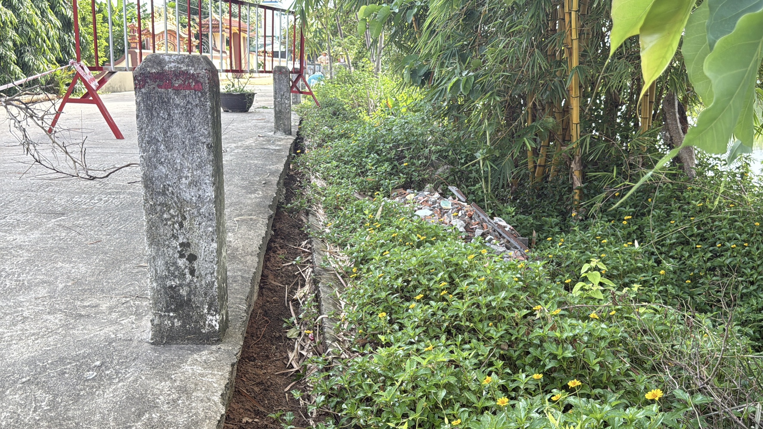 Sạt lở bờ sông đe dọa đường liên xã ở Huế, người dân bất an- Ảnh 9. Sạt lở bờ sông đe dọa đường liên xã ở Huế, người dân bất an- Ảnh 9.