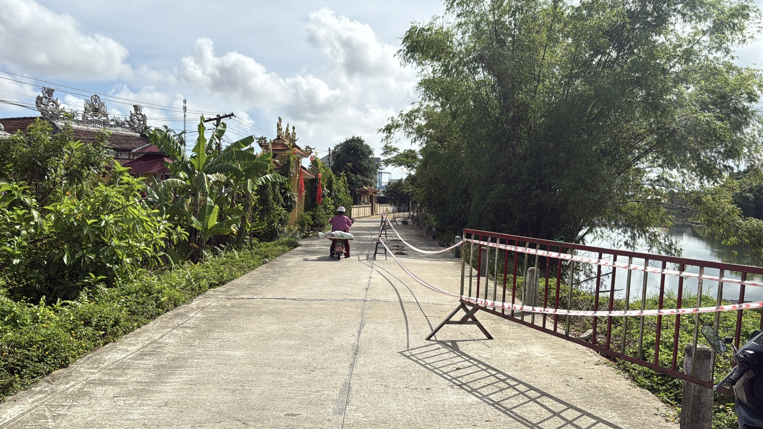 Sạt lở bờ sông đe dọa đường liên xã ở Huế, người dân bất an- Ảnh 10. Sạt lở bờ sông đe dọa đường liên xã ở Huế, người dân bất an- Ảnh 10.