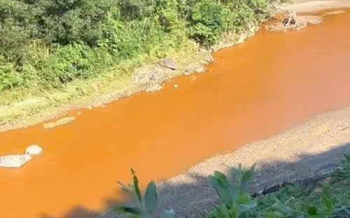Suối ở Nghệ An bất ngờ đổi màu đỏ quạch, người dân lo lắng