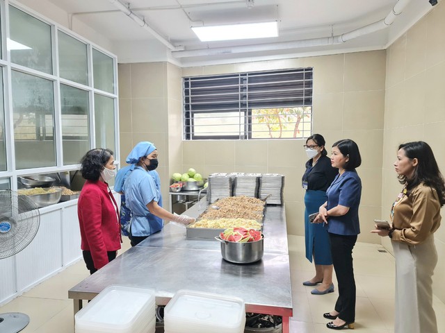 Phối hợp đồng bộ để bảo đảm an toàn thực phẩm trong bữa ăn bán trú cho học sinh- Ảnh 1.
