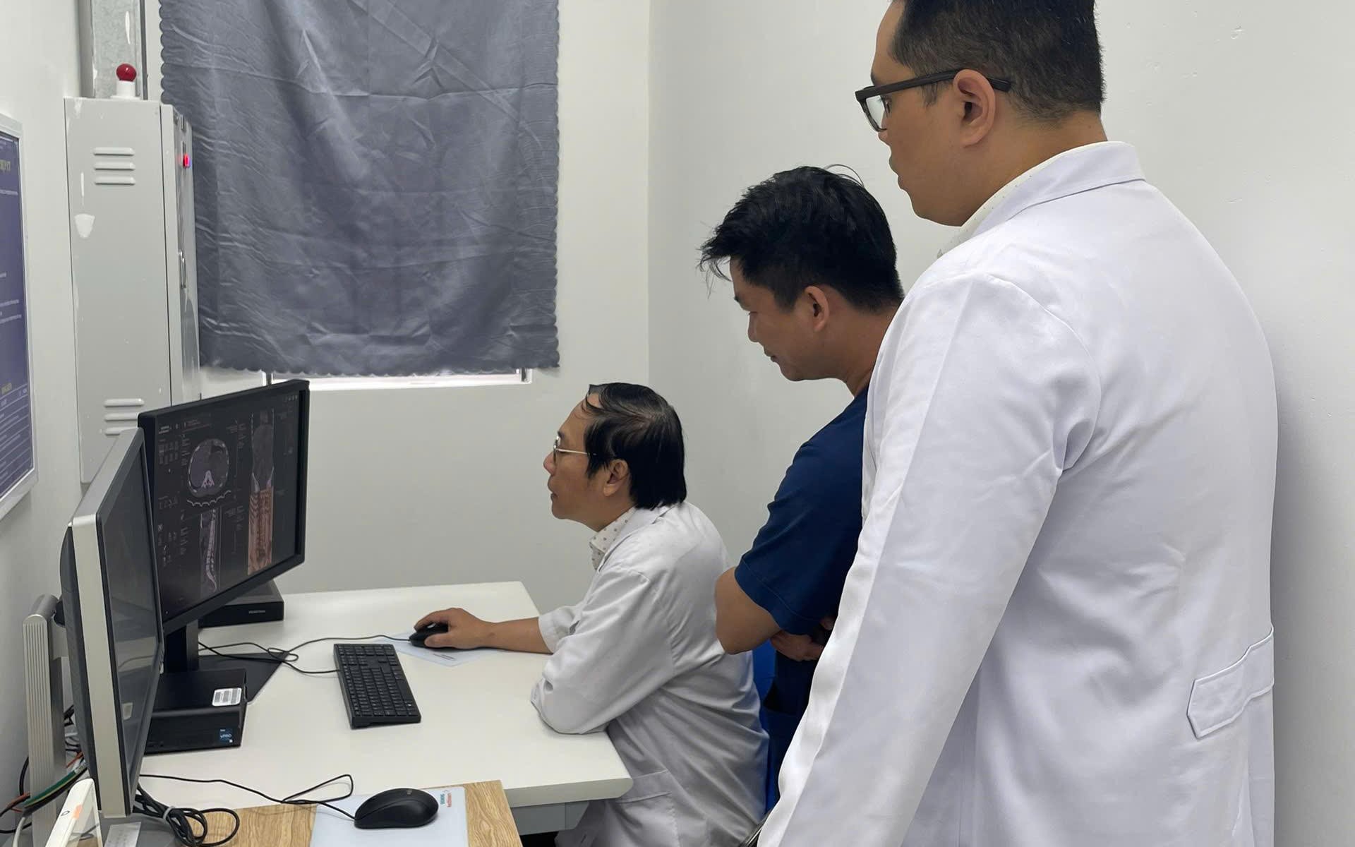 BV Bình Dân cử chuyên gia giỏi ra Côn Đảo cứu nam sinh 17 tuổi chấn thương nặng
