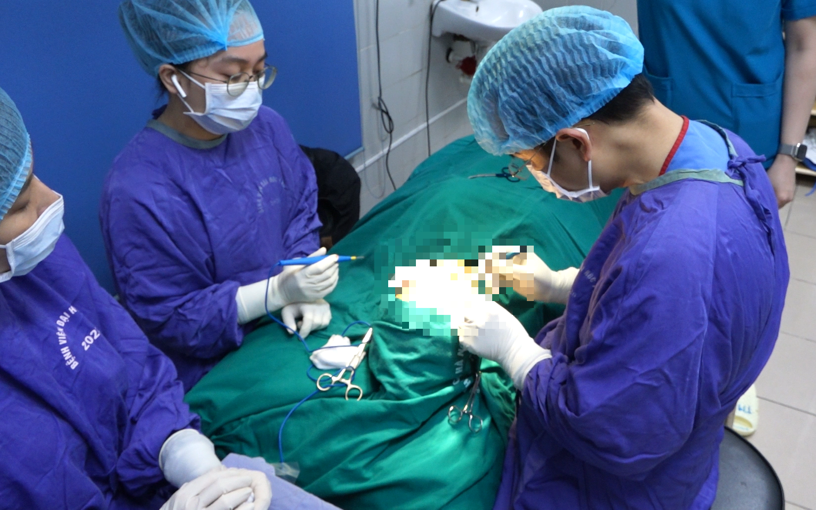 Vùng kín bị khâu 20 mũi, nữ bệnh nhân đau đớn nhập viện cấp cứu