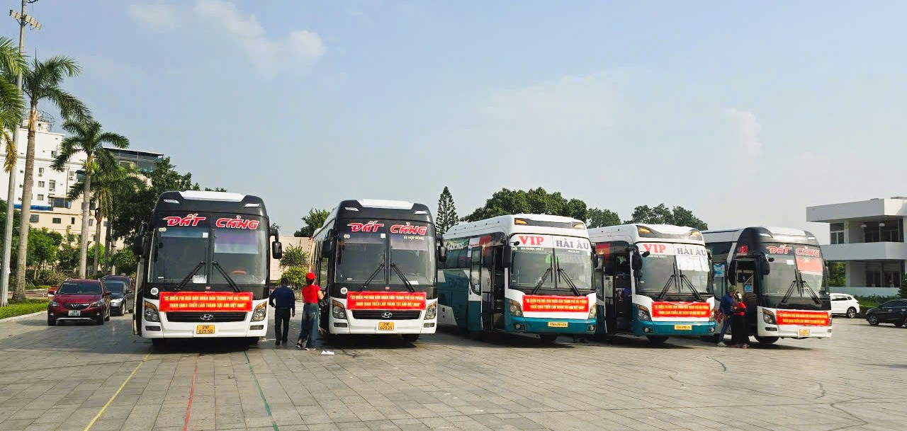 Người dân Hải Phòng nô nức lên xe miễn phí tham quan Triển lãm A80- Ảnh 2.