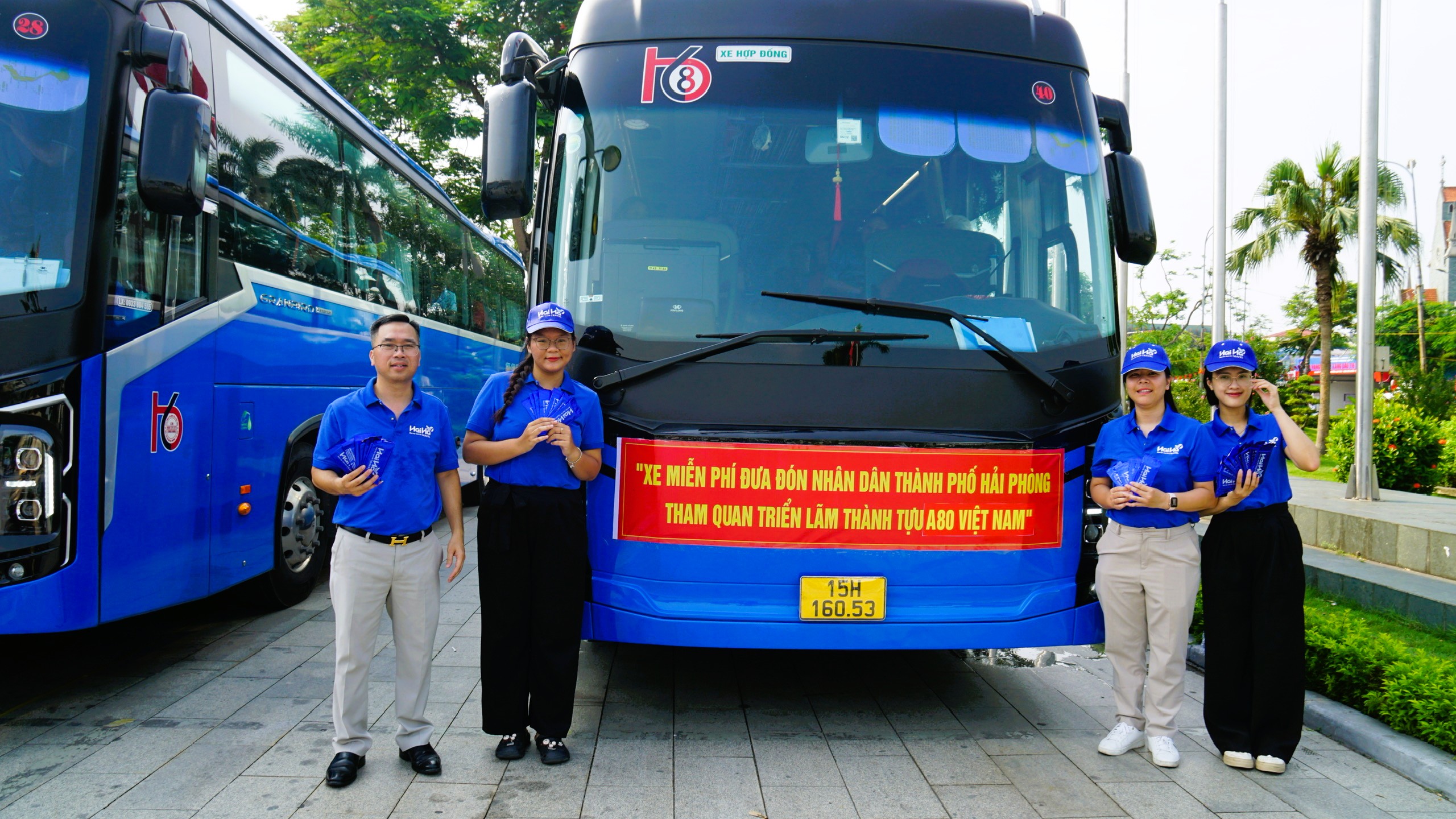 Người dân Hải Phòng nô nức lên xe miễn phí tham quan Triển lãm A80- Ảnh 1.