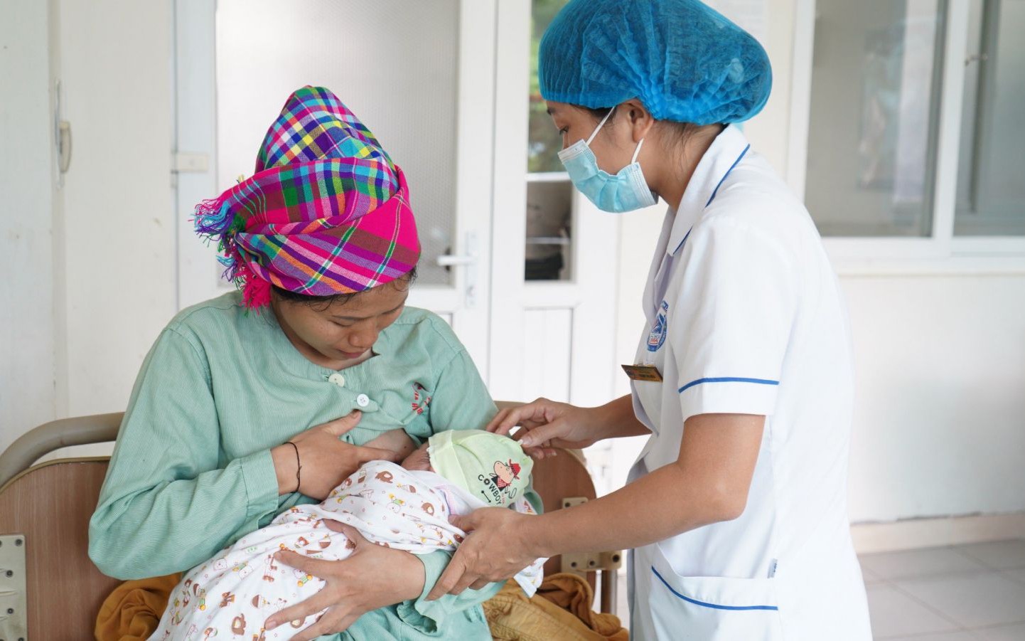 Mẹ nhiễm HIV: Nuôi con bằng sữa mẹ có kiểm soát hay sữa thay thế?- Ảnh 3. Hướng dẫn thực hành nuôi con bằng sữa mẹ cho phụ nữ vùng dân tộc thiểu số