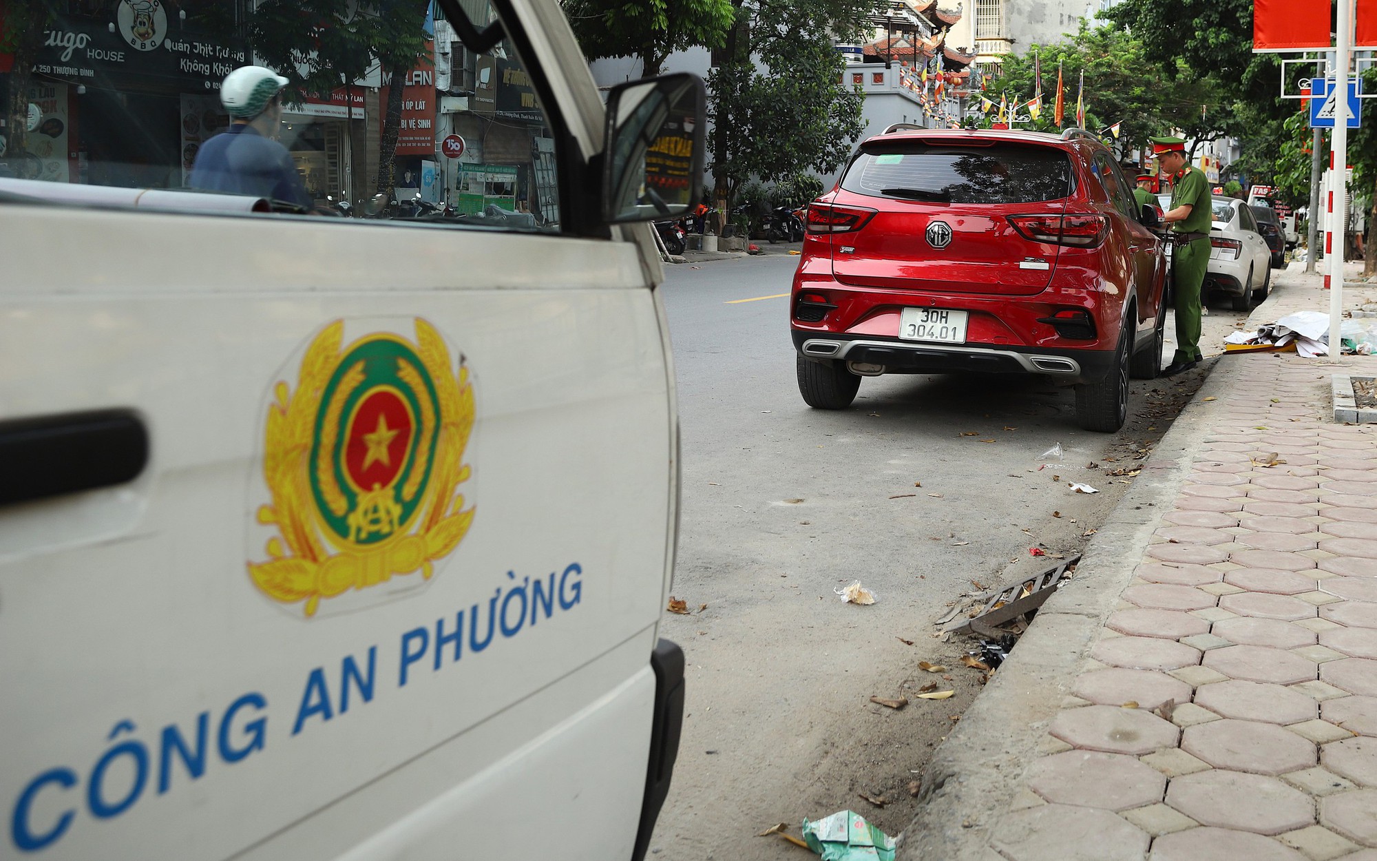 Biển 'Cấm dừng, cấm đỗ' bị thách thức ngay trước trụ sở Công an phường Giảng Võ- Ảnh 1.