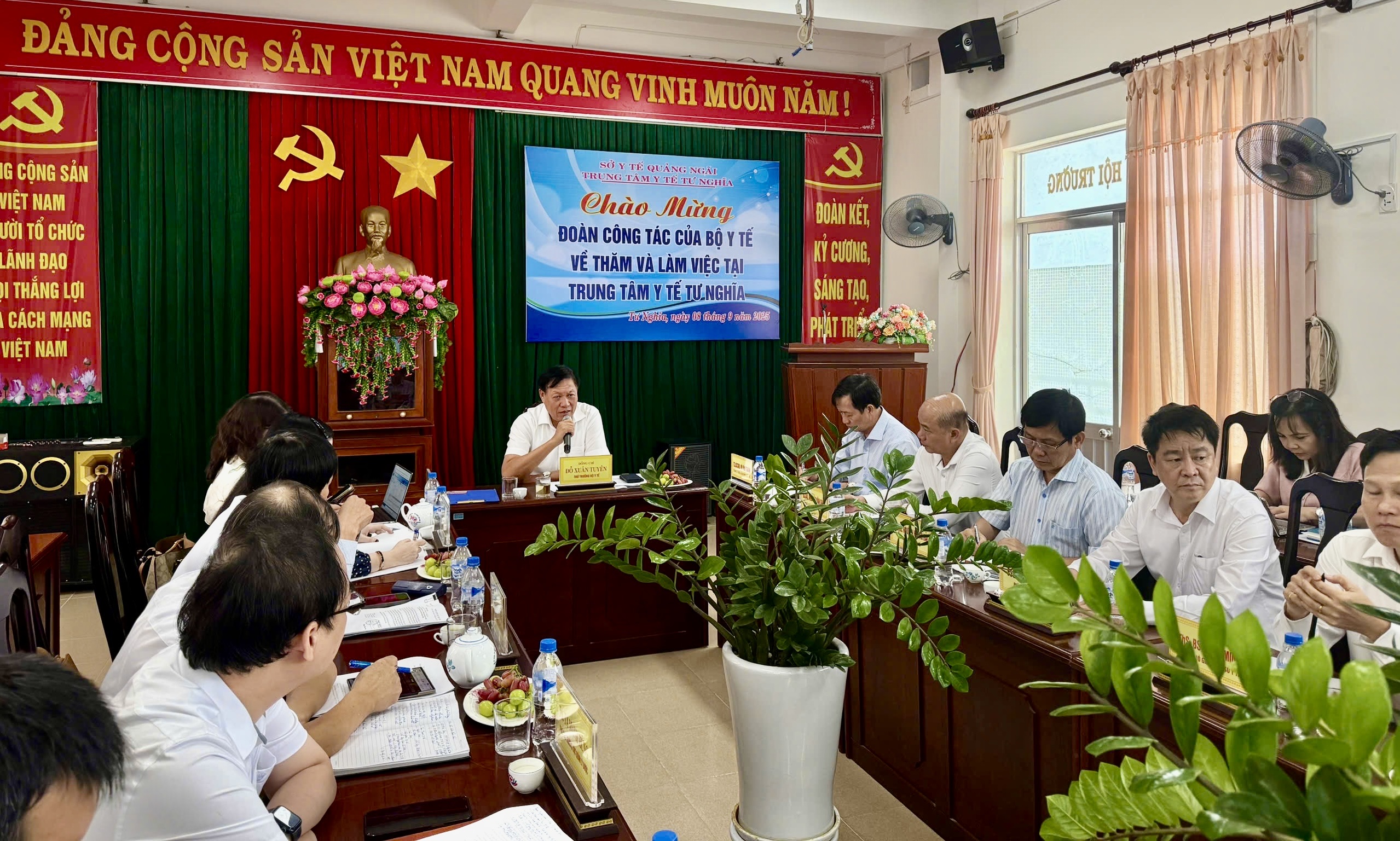 Thứ trưởng Đỗ Xuân Tuyên làm việc về sắp xếp, tổ chức cơ sở y tế khi thực hiện chính quyền địa phương 2 cấp tại Quảng Ngãi
- Ảnh 4. Thứ trưởng Đỗ Xuân Tuyên làm việc về sắp xếp, tổ chức cơ sở y tế khi thực hiện chính quyền địa phương 2 cấp tại Quảng Ngãi
- Ảnh 4.