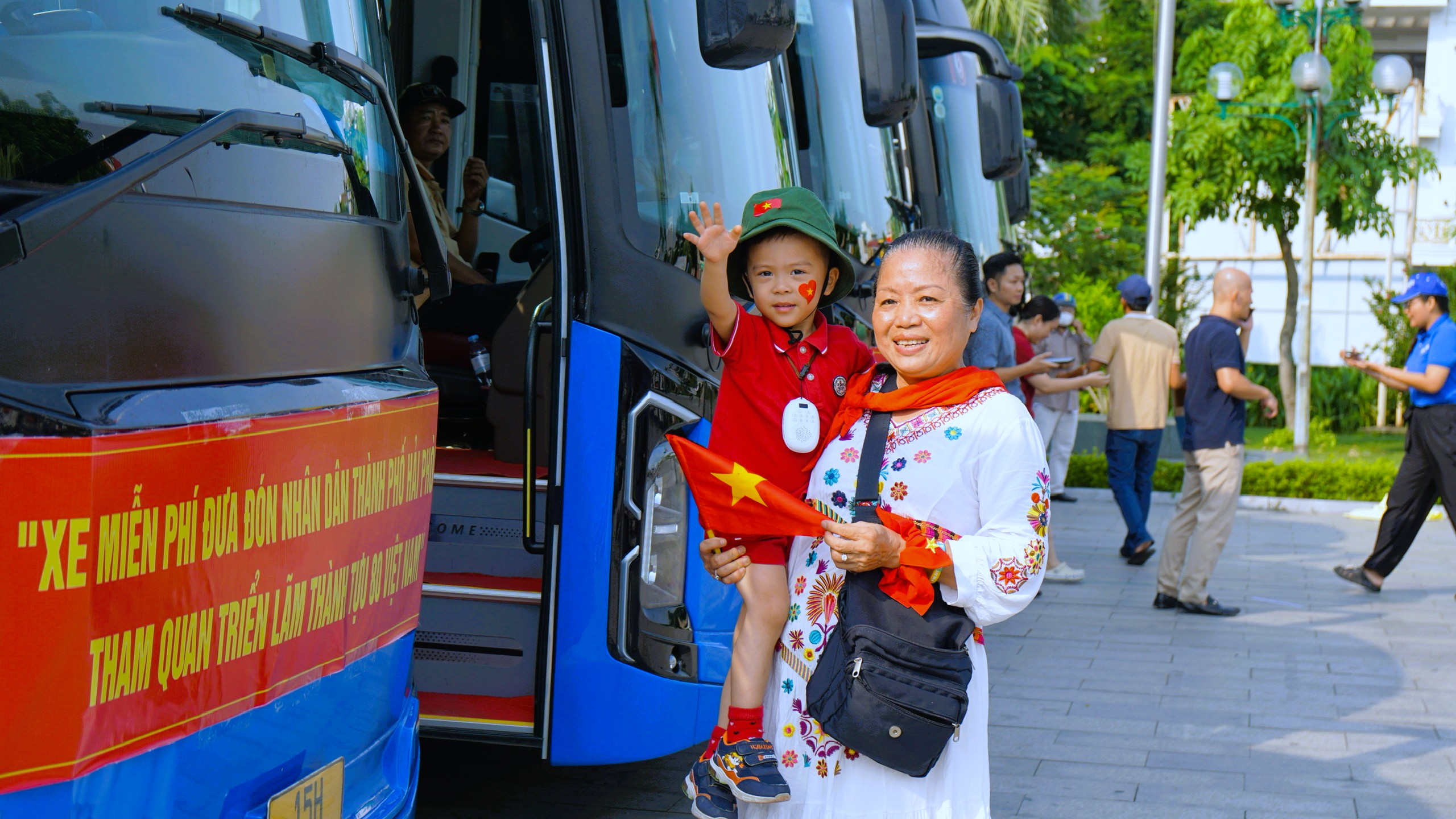 Người dân Hải Phòng nô nức lên xe miễn phí tham quan Triển lãm A80- Ảnh 4.