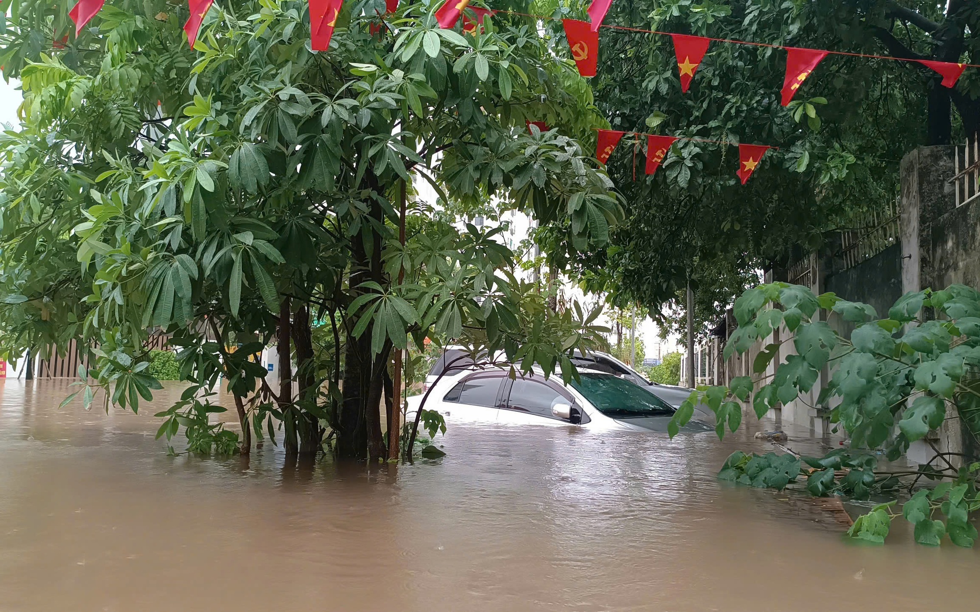 Miền Bắc chuyển mưa dông sau nắng nóng dài ngày- Ảnh 1.