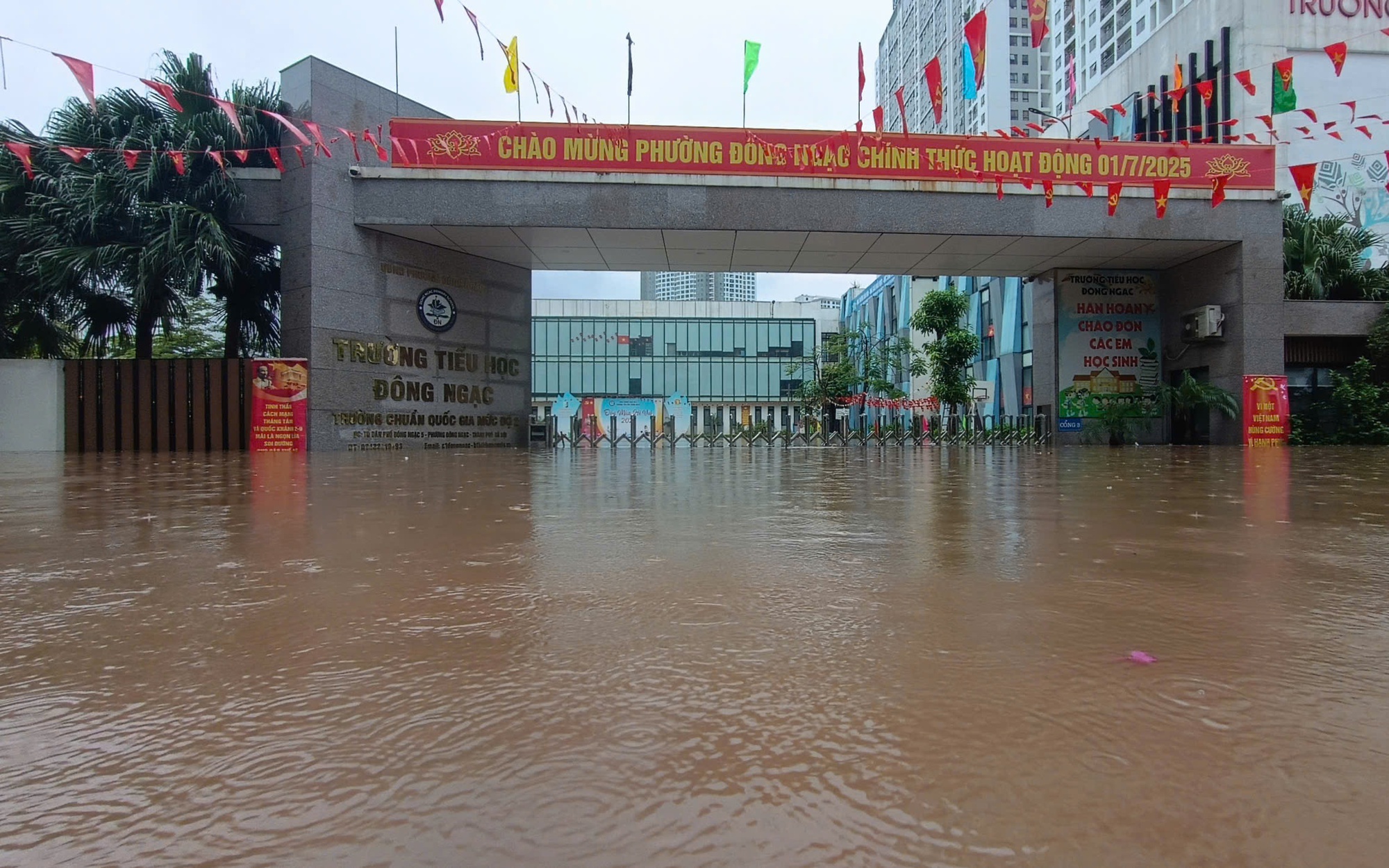 Chuyên gia cảnh báo khả năng xảy ra dông sét liên tiếp chiều nay ở Hà Nội, Phú Thọ- Ảnh 1.