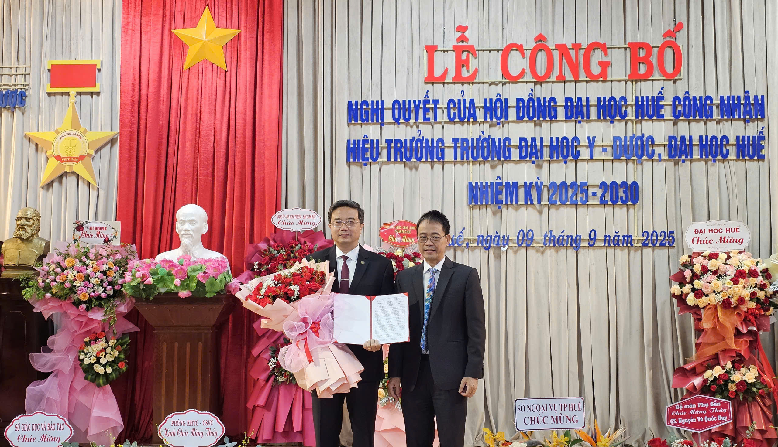 Công bố nghị quyết công nhận Hiệu trưởng Trường Đại học Y - Dược Huế- Ảnh 1.