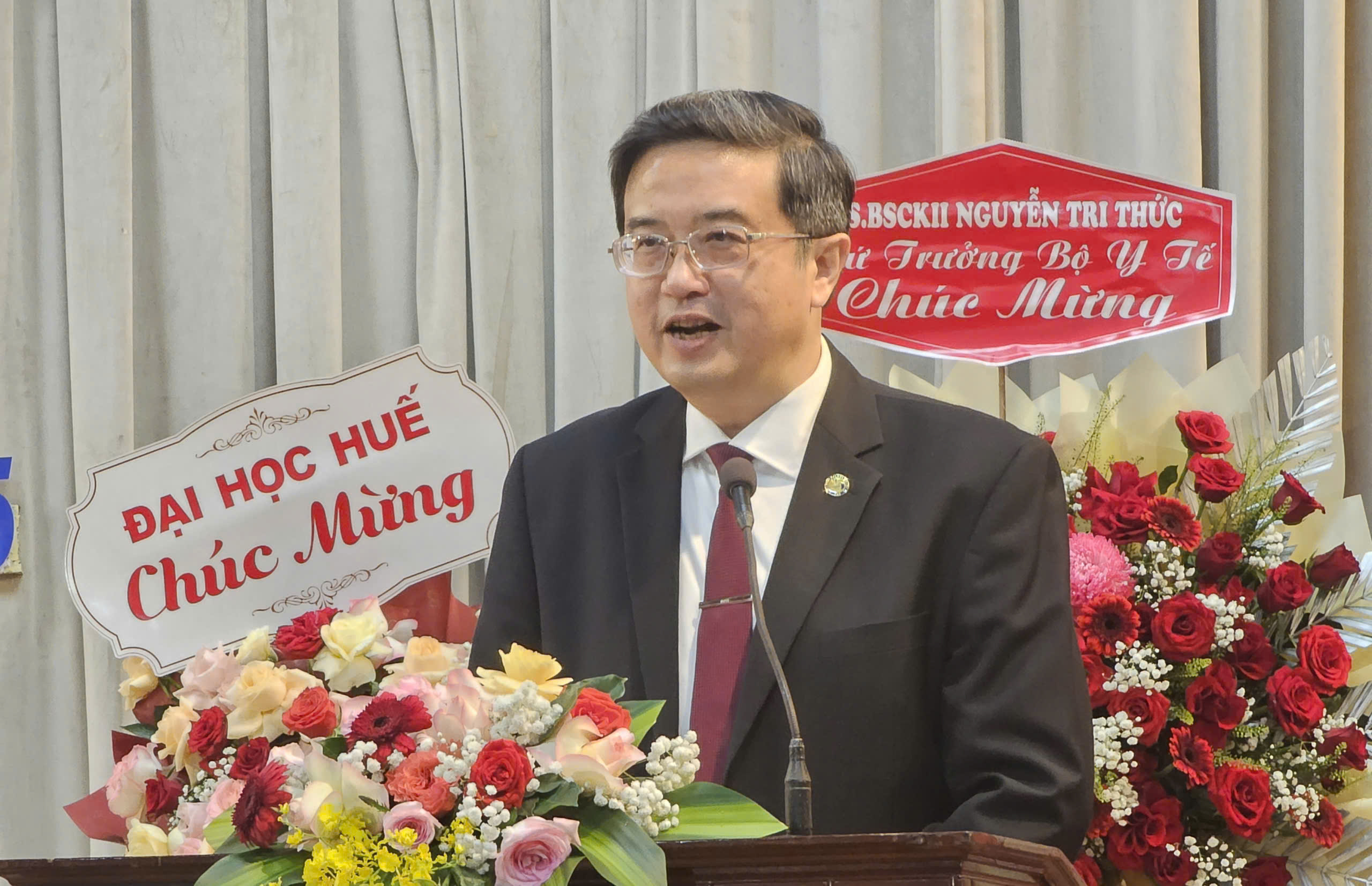 Công bố nghị quyết công nhận Hiệu trưởng Trường Đại học Y - Dược Huế- Ảnh 2.