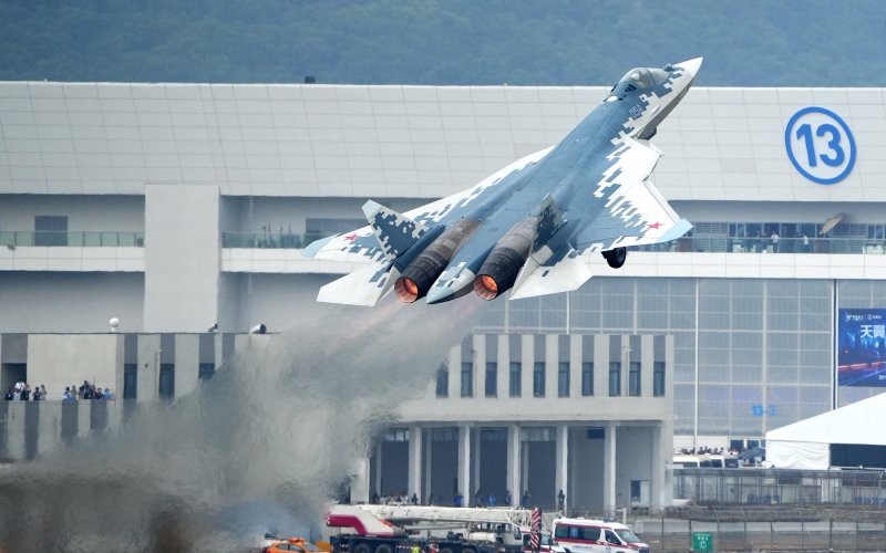 Màn nhào lộn ngoạn mục của Su-57 gây choáng ngợp trên không
