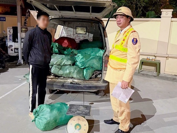 Chặn đứng gần 1 tấn chân gà bốc mùi hôi tanh đang trên đường vào nội thành dịp Tết- Ảnh 1.