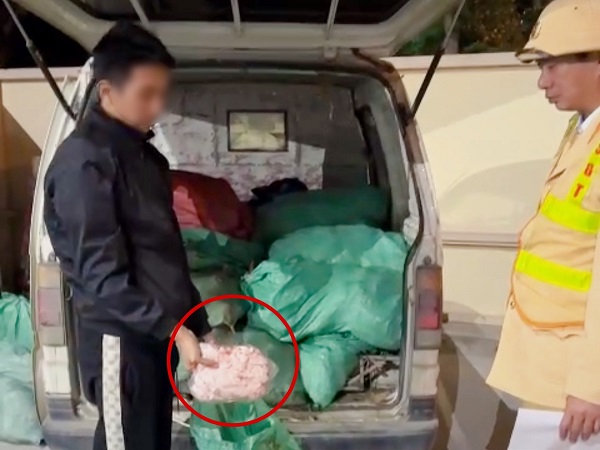 Chặn đứng gần 1 tấn chân gà bốc mùi hôi tanh đang trên đường vào nội thành dịp Tết- Ảnh 2.