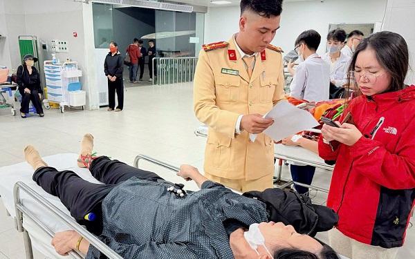 Chặn đứng gần 1 tấn chân gà bốc mùi hôi tanh đang trên đường vào nội thành dịp Tết- Ảnh 3.