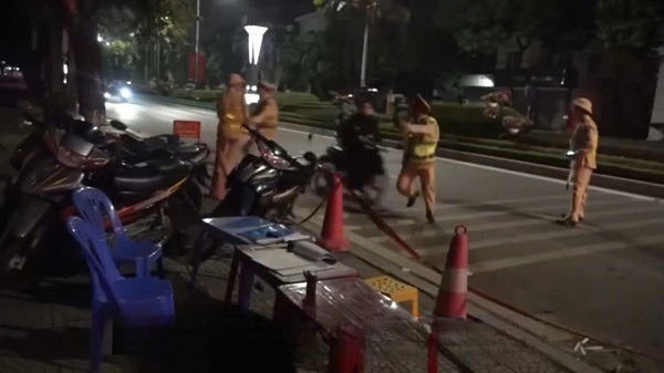 Video đối tượng điều khiển mô tô ‘thông chốt’ hất văng CSGT trong đêm giao thừa- Ảnh 1.