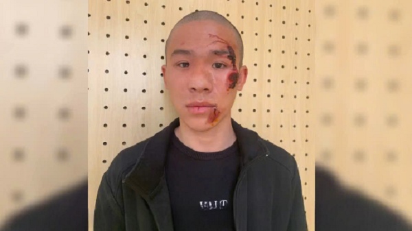 Video đối tượng điều khiển mô tô ‘thông chốt’ hất văng CSGT trong đêm giao thừa- Ảnh 4.