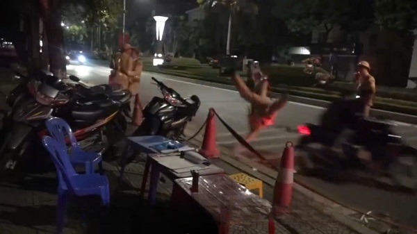 Video đối tượng điều khiển mô tô ‘thông chốt’ hất văng CSGT trong đêm giao thừa- Ảnh 2.