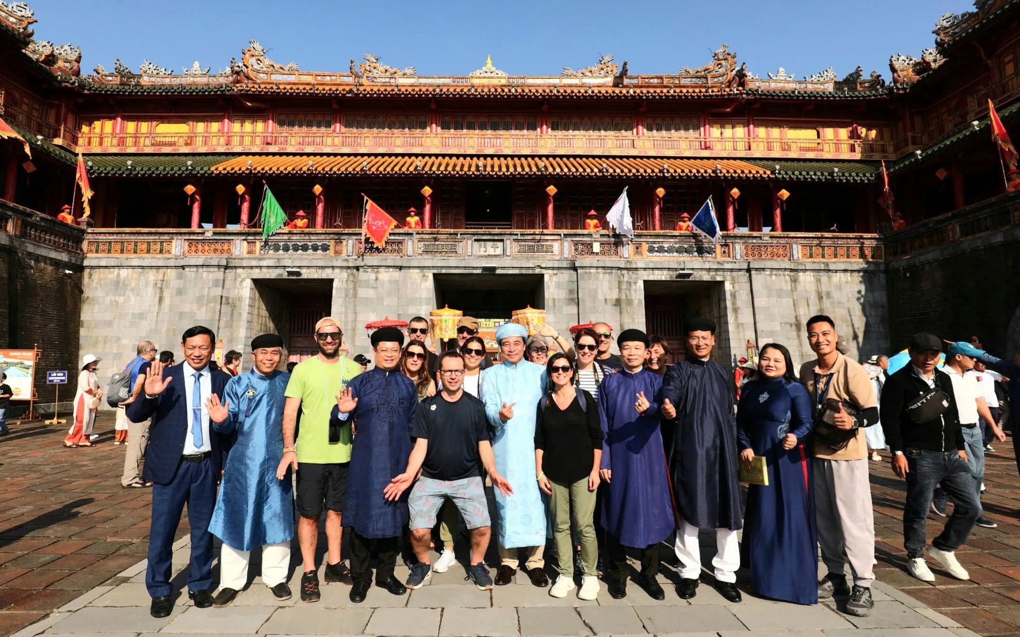 Du khách hào hứng tham quan di tích Huế, xem tái hiện lễ Ban sóc đầu năm mới