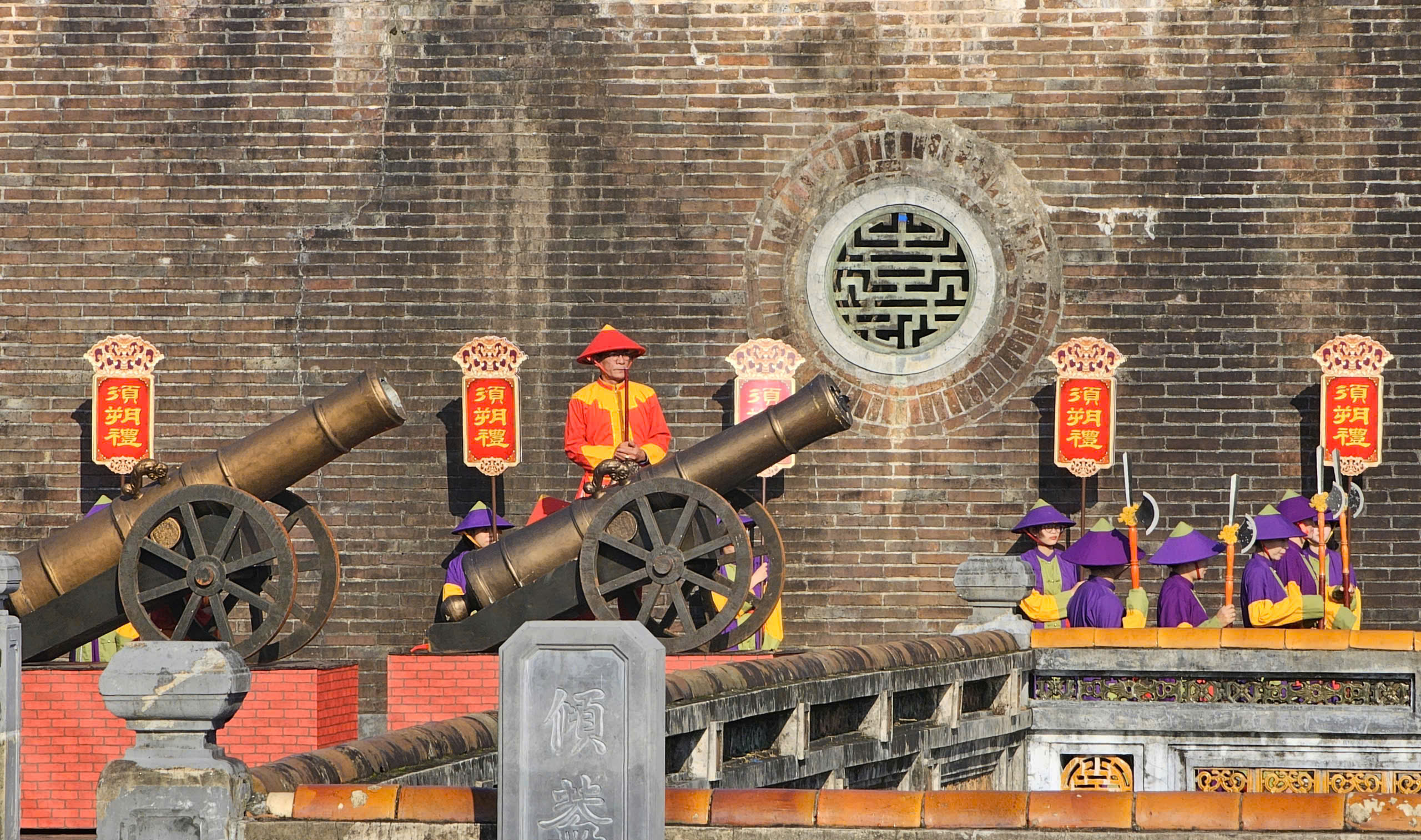 Du khách hào hứng tham quan di tích Huế, xem tái hiện lễ Ban sóc đầu năm mới- Ảnh 4. Du khách hào hứng tham quan di tích Huế, xem tái hiện lễ Ban sóc đầu năm mới- Ảnh 4.