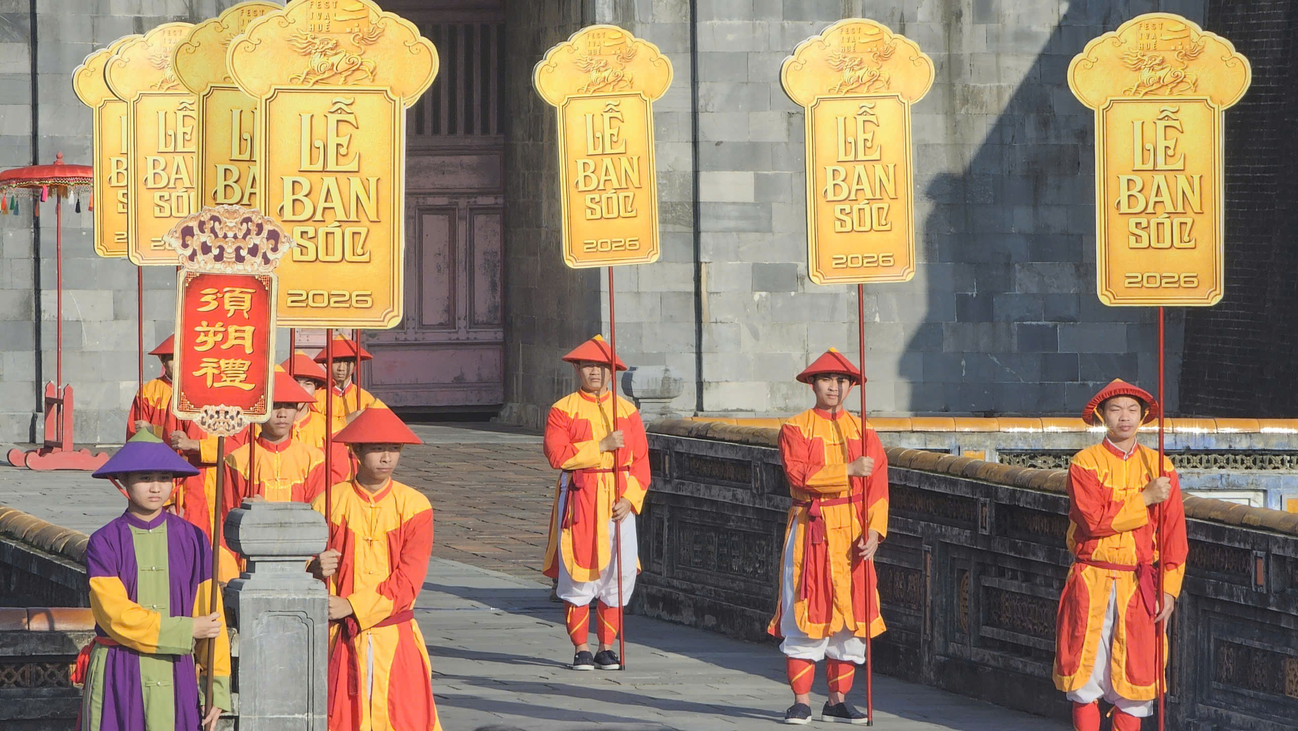 Du khách hào hứng tham quan di tích Huế, xem tái hiện lễ Ban sóc đầu năm mới- Ảnh 2. Du khách hào hứng tham quan di tích Huế, xem tái hiện lễ Ban sóc đầu năm mới- Ảnh 2.