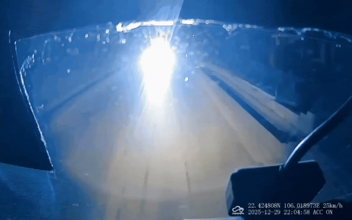 Dừng xe tải giữa đường để tranh luận với tài xế khác, nữ hot TikToker bị Cảnh sát giao thông xử phạt. Dừng xe tải giữa đường để tranh luận với tài xế khác, nữ hot TikToker bị Cảnh sát giao thông xử phạt.