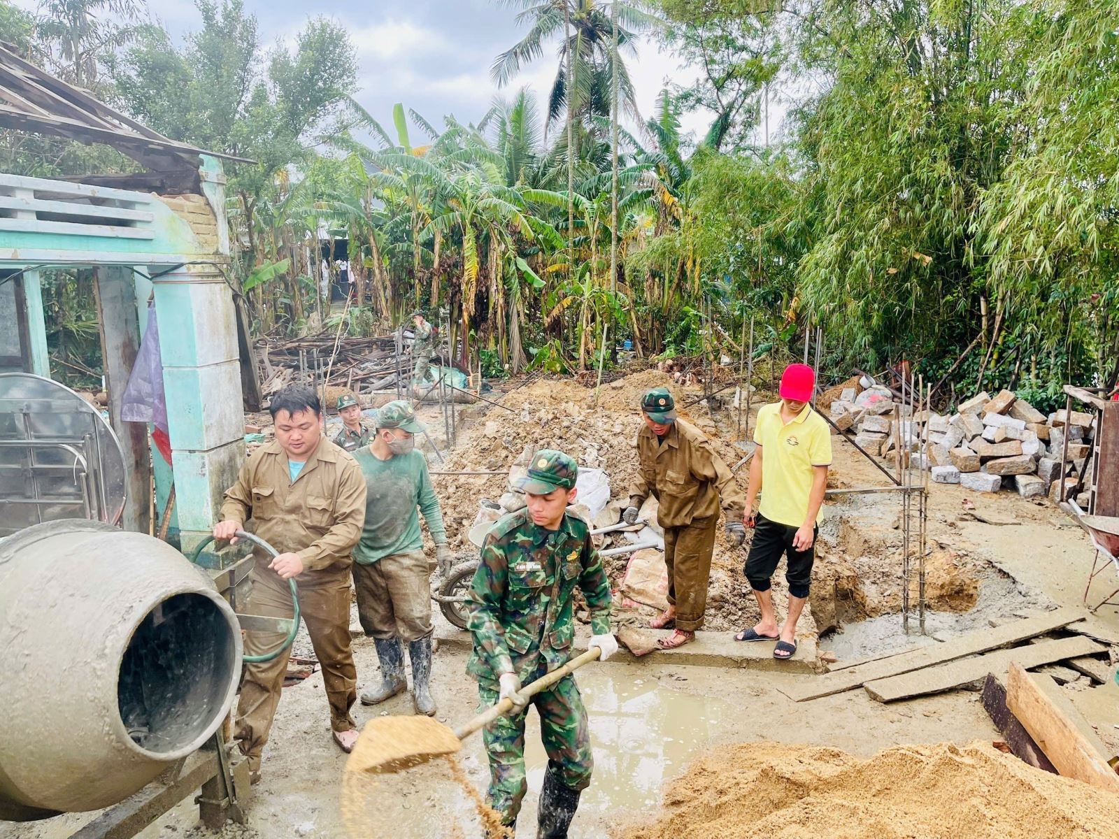 Xuyên Tết dựng nhà giúp dân- Ảnh 1.