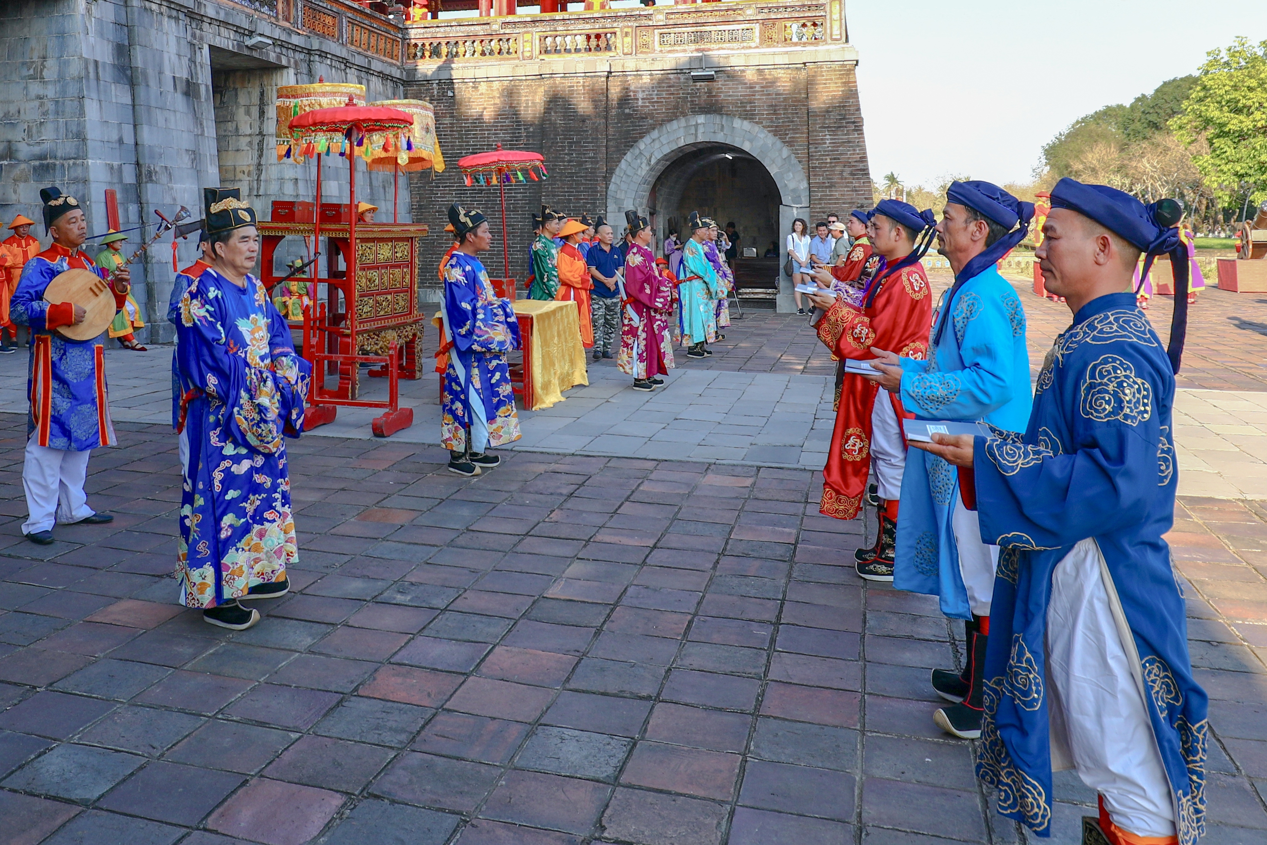 Du khách hào hứng tham quan di tích Huế, xem tái hiện lễ Ban sóc đầu năm mới- Ảnh 5. Du khách hào hứng tham quan di tích Huế, xem tái hiện lễ Ban sóc đầu năm mới- Ảnh 5.