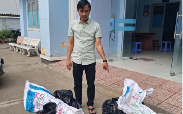 Khởi tố nam thanh niên tàng trữ 2 khẩu súng và hàng trăm viên đạn- Ảnh 2.