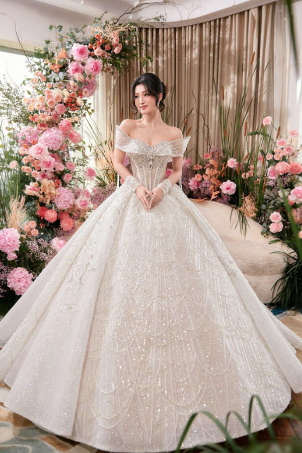 Á hậu Phương Nhi đẹp lộng lẫy trong áo cưới đầm xòe công chúa- Ảnh 8. Á hậu Phương Nhi đẹp lộng lẫy trong áo cưới đầm xòe công chúa- Ảnh 8.